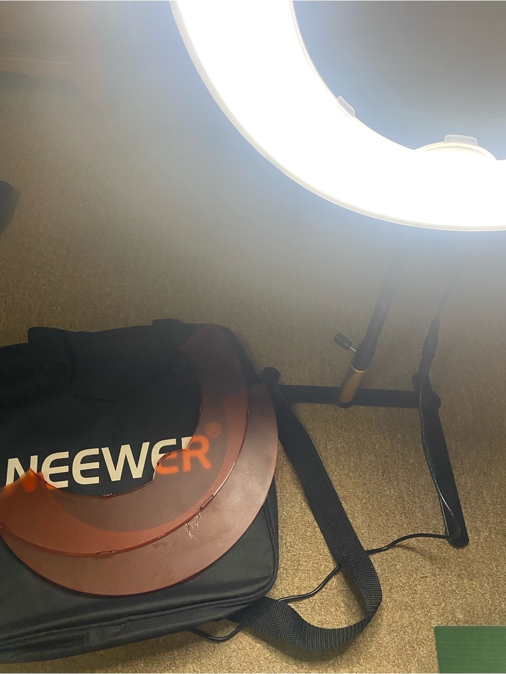 💡Neewer ring light , Lightly used, adjustable and able to take apart!! 💡